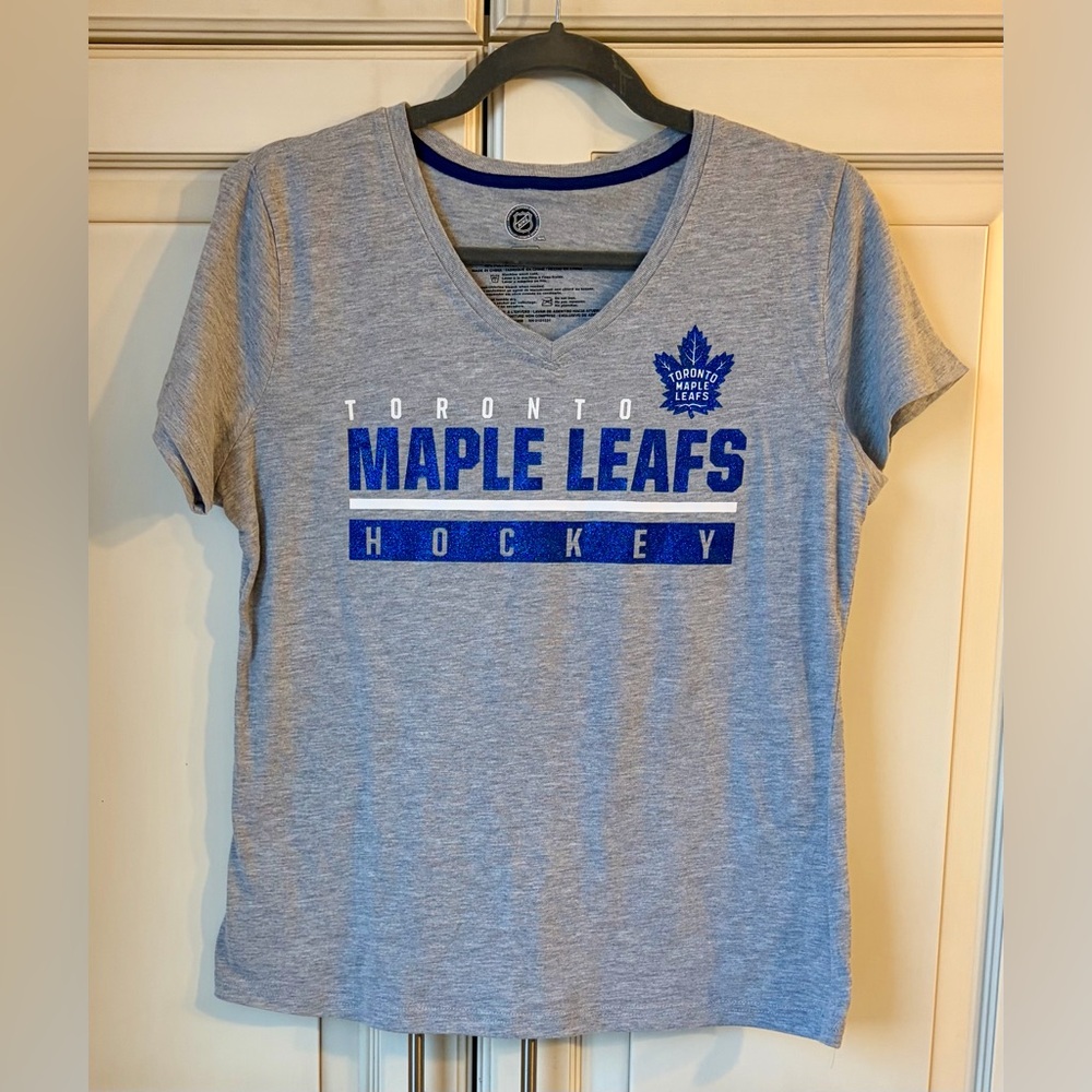 🍓 NWOT Women’s v-neck Maple Leafs top. M/L fit. Sparkle details!